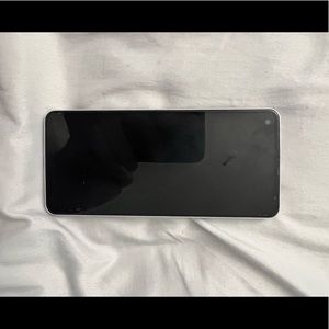 Great condition, comes with free shockproof case. doesn’t come with the charger